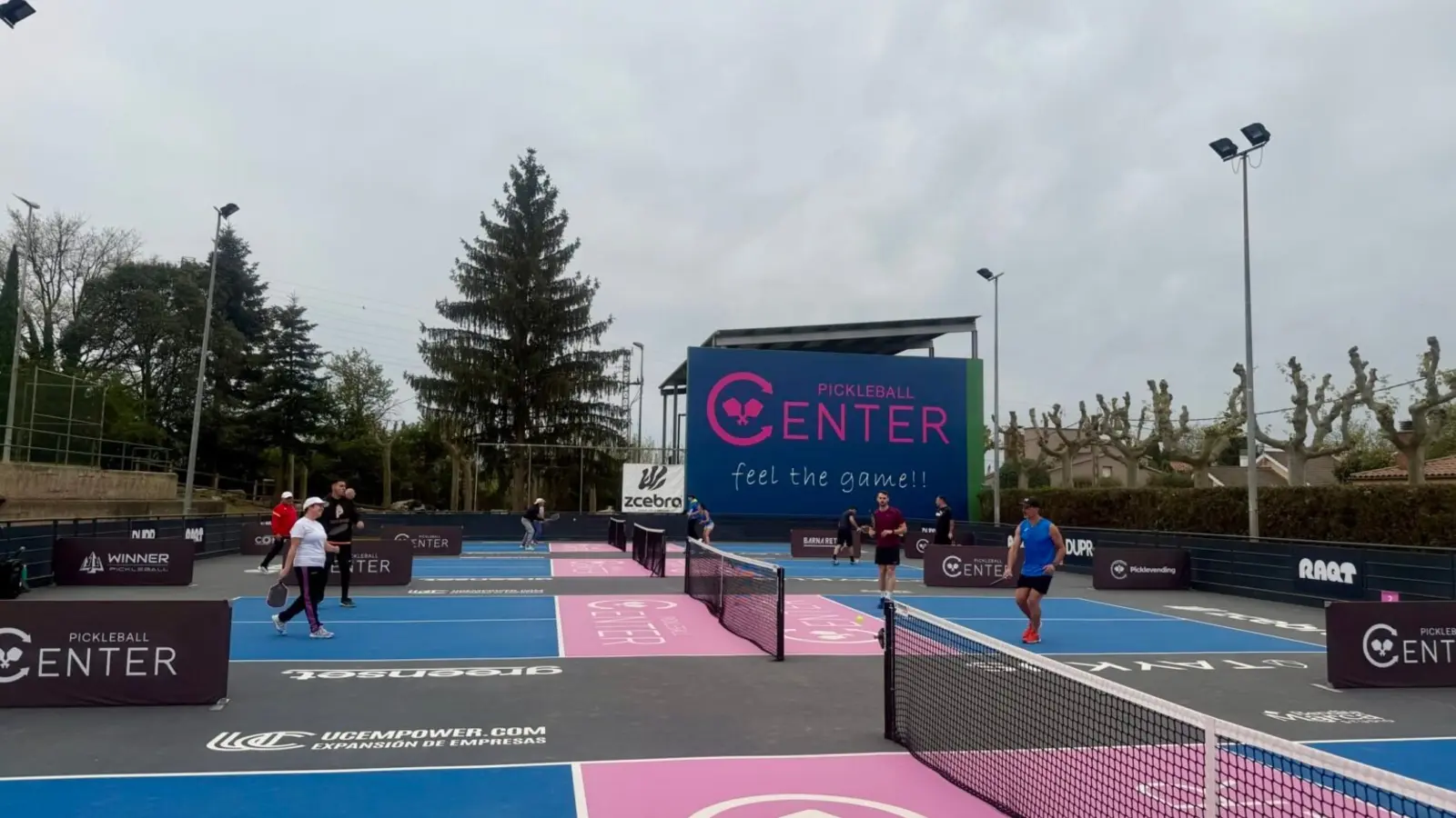 Experiències de pickleball per a empreses, entitats, escoles i grups