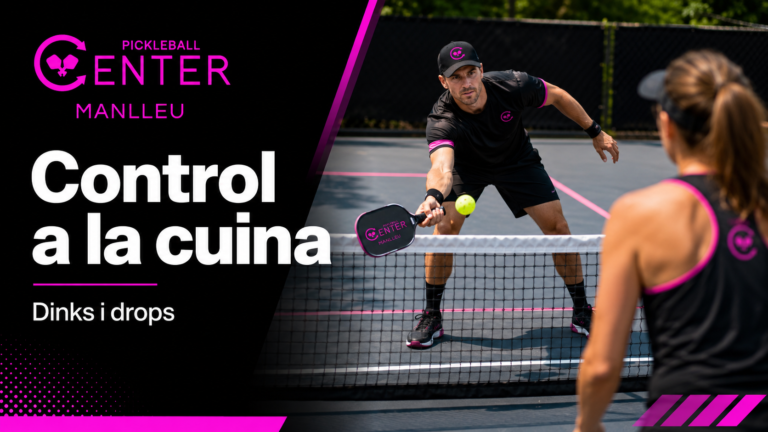 Jugadors de pickleball fent un dink baix a la kitchen
